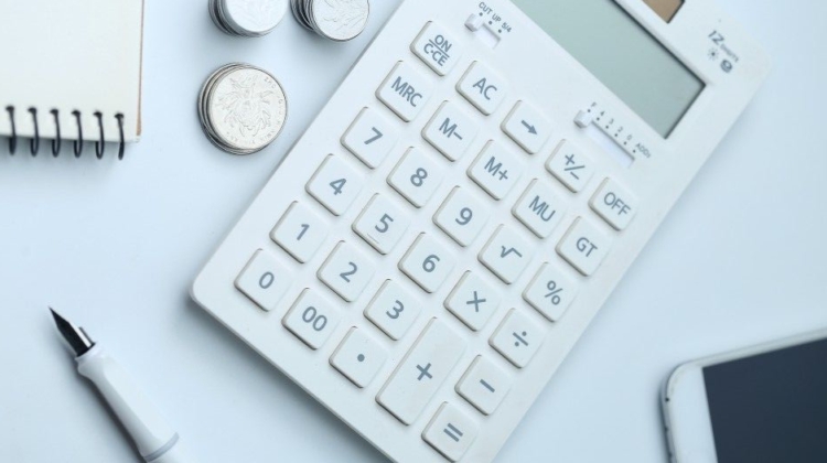 Understanding Investing and Risk by Lindsay Hollinger